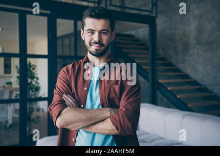 La photo en gros plan de confiance indépendant barbu smart guy traverser ses mains ont le sentiment que la réussite dans la carrière de travail prêt à résoudre les problèmes d'emploi porter style casual Banque D'Images