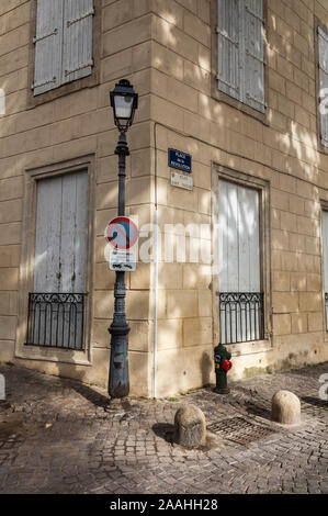 Coin de rue avec un lampadaire et des plaques de rue dans la vieille ville de Béziers dans le sud de la France. Banque D'Images