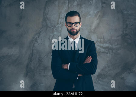 Portrait de guy concentré sérieux travail travailleur dans les grandes grandes enterprize cross hands prêt décider décision choisissez choix porter costume élégant travail noir Banque D'Images