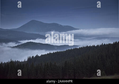 Paysage de montagnes pittoresque après la pluie. Carpates de l'Ukraine Banque D'Images