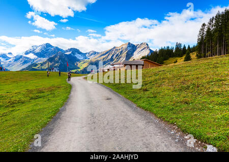 Kandersteg, Suisse - le 17 octobre 2019 : la station de pompage du lac de l'Oeschinensee, Alpes bernoises et personnes Banque D'Images