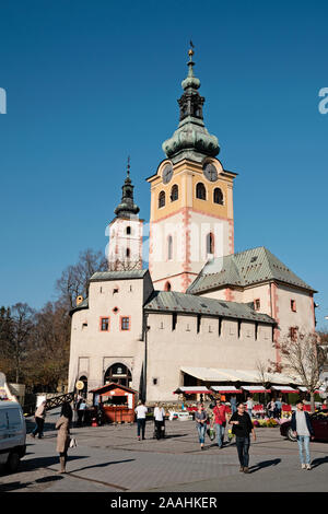 Banska Bystrica, Slovaquie - 27 octobre 2019 : place principale de Soulèvement national slovaque sur la journée ensoleillée. Vue sur Ville château Barbakan sur place historique Banque D'Images