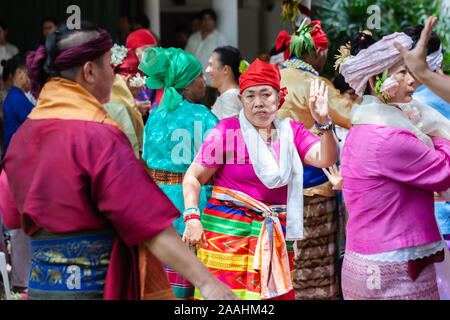 Spirit dance (Fon Phee) l'âme de Lanna dans le nord de la Thaïlande. Les gens croient que l'esprit puisse apporte la fertilité et la paix dans la vie quotidienne. Banque D'Images