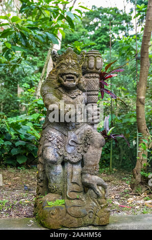 Ancienne statue en temple hindou de Sacred Monkey Forest, Ubud, Bali, Indonésie Banque D'Images