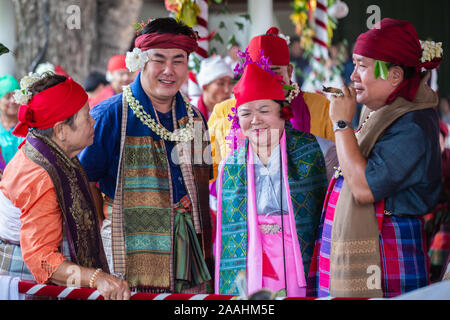 Spirit dance (Fon Phee) l'âme de Lanna dans le nord de la Thaïlande. Les gens croient que l'esprit puisse apporte la fertilité et la paix dans la vie quotidienne. Banque D'Images