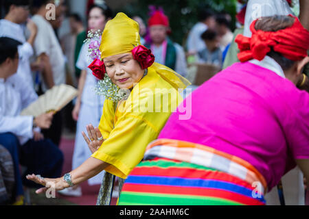 Spirit dance (Fon Phee) l'âme de Lanna dans le nord de la Thaïlande. Les gens croient que l'esprit puisse apporte la fertilité et la paix dans la vie quotidienne. Banque D'Images