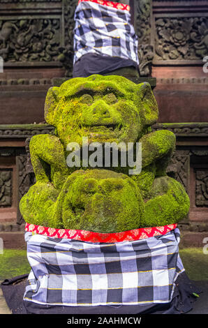 Ancienne statue en temple hindou de Sacred Monkey Forest, Ubud, Bali, Indonésie Banque D'Images