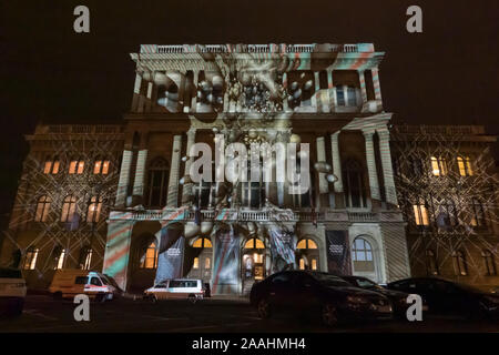 Budapest. 21 Nov, 2019. Projection de lumière est montré sur la façade de l'Académie des Sciences de Hongrie en marge de la Forum mondial de la science à Budapest, Hongrie le 21 novembre 2019. Credit : Attila Volgyi/Xinhua/Alamy Live News Banque D'Images