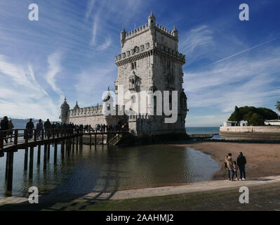 La Tour de Belém sur le Tage à Lisbonne au Portugal en décembre avec ciel bleu et quelques nuages trails Banque D'Images