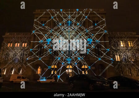 (191122) -- Budapest, novembre 22, 2019 (Xinhua) -- projection de lumière est montré sur la façade de l'Académie des Sciences de Hongrie en marge de la Forum mondial de la science à Budapest, Hongrie le 21 novembre 2019. (Photo par Attila/Volgyi Xinhua) Banque D'Images