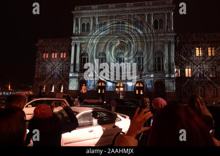 Budapest. 21 Nov, 2019. Les internautes regardent une projection de lumière sur la façade de l'Académie des Sciences de Hongrie en marge de la Forum mondial de la science à Budapest, Hongrie le 21 novembre 2019. Credit : Attila Volgyi/Xinhua/Alamy Live News Banque D'Images