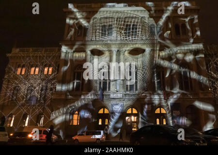 Budapest. 21 Nov, 2019. Projection de lumière est montré sur la façade de l'Académie des Sciences de Hongrie en marge de la Forum mondial de la science à Budapest, Hongrie le 21 novembre 2019. Credit : Attila Volgyi/Xinhua/Alamy Live News Banque D'Images