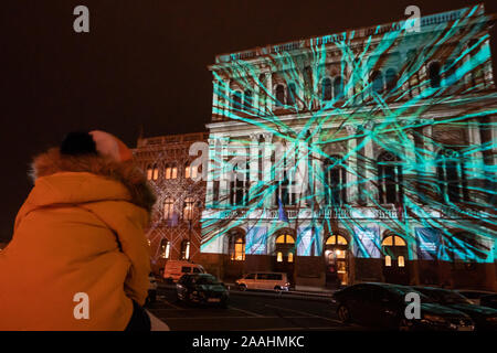 (191122) -- Budapest, novembre 22, 2019 (Xinhua) -- un spectateur regarde une projection de lumière sur la façade de l'Académie des Sciences de Hongrie en marge de la Forum mondial de la science à Budapest, Hongrie le 21 novembre 2019. (Photo par Attila/Volgyi Xinhua) Banque D'Images