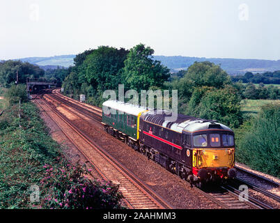 Une locomotive diesel de la classe 33 Crompton nombre 33103 dans la livrée de Fragonset Chemins noir propulse numéro 975025 observation saloon dans une tournée de Kent à Otford Junction. Banque D'Images