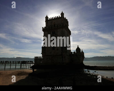 La Tour de Belém sur le Tage à Lisbonne Portugal avec le soleil Décembre derrière le mettant dans l'ombre Banque D'Images