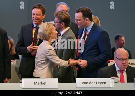 Leipzig, Allemagne. 22 Nov, 2019. Jens Spahn (à droite) accueille Ursula von der Leyen. Parti 32e jour de la CDU Allemagne sur 22.11.2019, Centre de congrès de Leipzig, l'utilisation dans le monde entier | Credit : dpa/Alamy Live News Banque D'Images