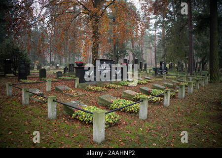 21 novembre 2019, Brandenburg, Potsdam : La pierre tombale de pilotes tués en action à la cimetière soviétique dans une zone boisée sur Bundesstraße 2 entre Potsdam et Michendorf. Sur 39 lieux de sépulture 2399 morts de guerre soviétique de la Seconde Guerre mondiale et 2829 policiers, les militaires, les employés civils et les officiers de la garnison de l'armée soviétique en RDA sont enterrés. Dans certaines tombes il y a des photos de la personne décédée, une tradition qui est commun en Russie. D'autres pierres tombales rappelle à des accidents avec des avions ou des réservoirs, qui sont gravés d'ossature-comme dans les pierres. Les 26 soldats qui s'est écrasé Banque D'Images