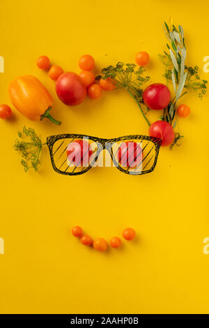 Un mélange de fruits faites dans la forme de la tête portant des lunettes de soleil sur un melon. vacances d'concept Banque D'Images