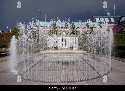 Conditions de lumière dramatique sur la Fontaine au Rijksmuseum, Amsterdam, Holland Gardens Banque D'Images