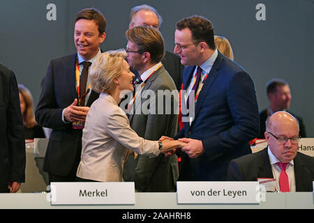 Leipzig, Allemagne. 22 Nov, 2019. Jens Spahn (à droite) accueille Ursula von der Leyen. Parti 32e jour de la CDU Allemagne sur 22.11.2019, Centre de congrès de Leipzig, l'utilisation dans le monde entier | Credit : dpa/Alamy Live News Banque D'Images