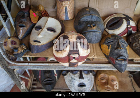 Masques sculptés traditionnels africains affichée à un artisanat et boutique de souvenirs à l'entrée de Murchison Falls National Park, au nord-ouest de l'Ouganda Banque D'Images