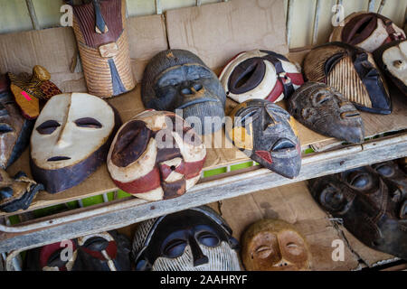 Masques sculptés traditionnels africains affichée à un artisanat et boutique de souvenirs à l'entrée de Murchison Falls National Park, au nord-ouest de l'Ouganda Banque D'Images
