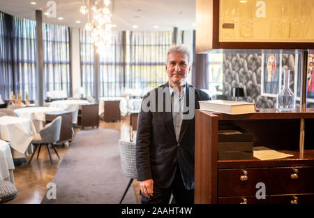 19 novembre 2019, Hessen, Frankfurt/Main : Robert Mangold, associé gérant du restaurant 'La Fleur' dans la 'Palmengarten', est dans son restaurant avec le livre dans lequel la table les réservations sont enregistrées. Les tables sont souvent réservés bien à l'avance. D'autant plus ennuyeux si les clients rester loin sans annuler leur réservation. Parce que de plus en plus de restaurateurs à Francfort font de telles expériences, l'absence sans excuse valable peut rapidement devenir coûteux. De nombreux hôtes pensez à soi-disant "non-présentation tarifs' ou ont déjà lancé. Photo : Frank Rumpenhorst/dpa Banque D'Images