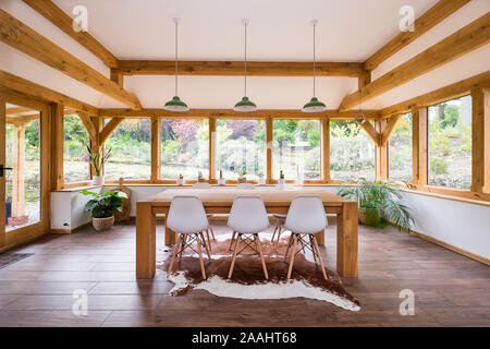 Magnifique jardin élégant en chêne avec table à manger Banque D'Images