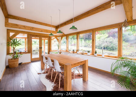 Chambre Jardin encadrée en chêne avec table à manger moderne tableau Banque D'Images