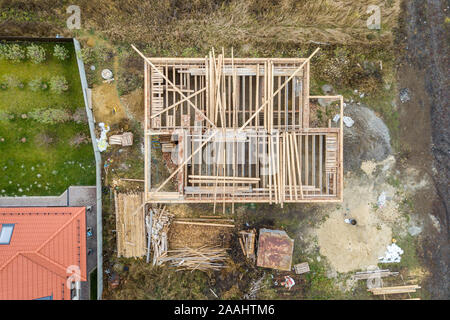 De haut en bas Vue aérienne d'une maison en construction avec le châssis du toit en bois. Banque D'Images