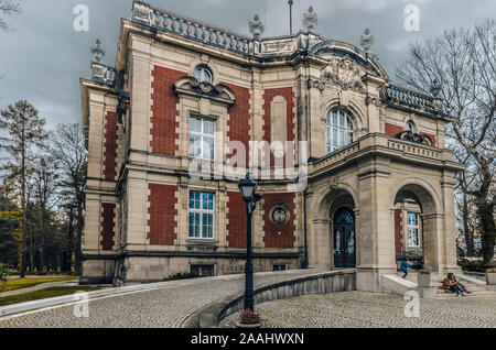 Świerklaniec, Silésie, Pologne, le 16 novembre 2019 : Palais du Cavalier construit en style Louis XIII sur un jour d'automne nuageux Banque D'Images