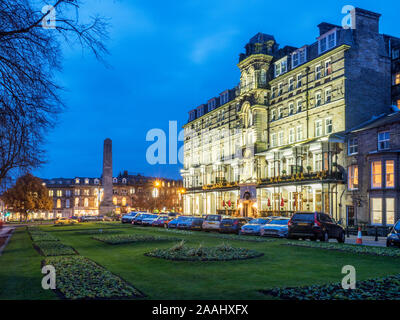 Le Yorkshire Hotel courts au crépuscule au Prospect Place à Harrogate North Yorkshire Angleterre Banque D'Images