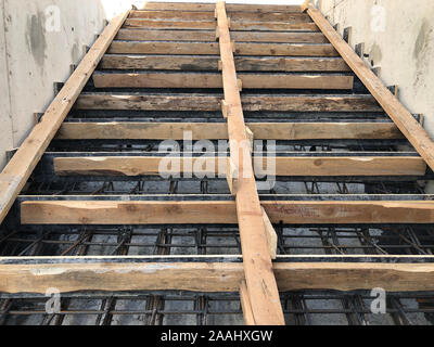 Armature métallique et en bois escalier en béton de coffrages en construction. Banque D'Images