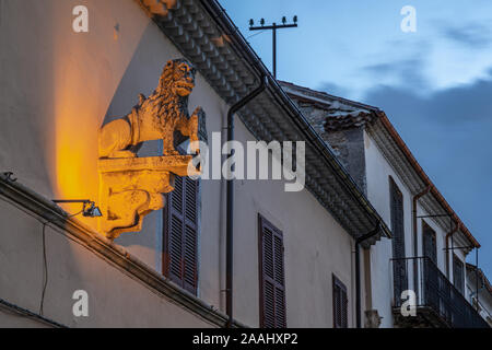 Lion de Venise, lion en pierre avec armoiries sur la façade d'un bâtiment de l'ancienne ville, Agnone, Molise Banque D'Images