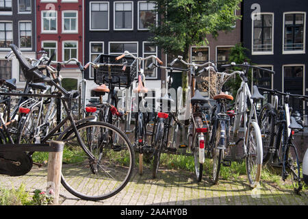 Les vélos garés sur un pont à Amsterdam, aux Pays-Bas. Beaucoup de vélos garés sur le trottoir Banque D'Images