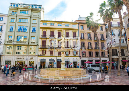 Malaga, Espagne - décembre 9, 2017 : grand'place (Plaza de la Constitucion) dans la ville de Malaga, Andalousie, espagne. C'est une destination populaire pour tou Banque D'Images