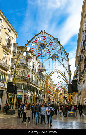 Malaga, Espagne - 10 décembre 2017 : Les gens de marcher sur la rue Calle Marques de Larios, décorées avec des décorations de Noël. La plupart des piétons populaires str Banque D'Images