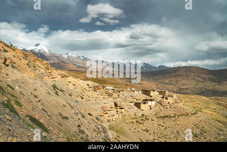 Tashigang, Himachal Pradesh, Inde. Tashigang, ancien village, entouré par la neige a atteint un sommet de l'Himalaya et un paysage aride en été, dans l'Himachal Pradesh, Banque D'Images