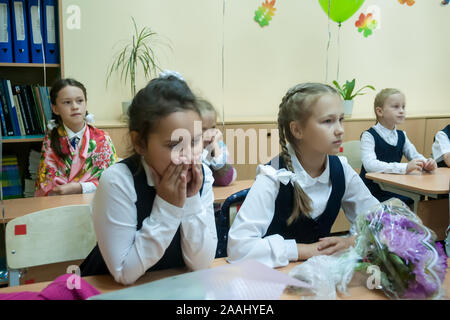 Tioumen, Russie - septembre 1, 2019 : gymnase numéro 5. Les élèves de l'école élémentaire en uniforme en classe au premier Septembre - Journée de la connaissance Banque D'Images