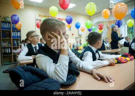 Tioumen, Russie - septembre 1, 2019 : gymnase numéro 5. Les élèves de l'école élémentaire en uniforme en classe au premier Septembre - Journée de la connaissance Banque D'Images