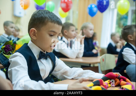 Tioumen, Russie - septembre 1, 2019 : gymnase numéro 5. Les élèves de l'école élémentaire en uniforme en classe au premier Septembre - Journée de la connaissance Banque D'Images