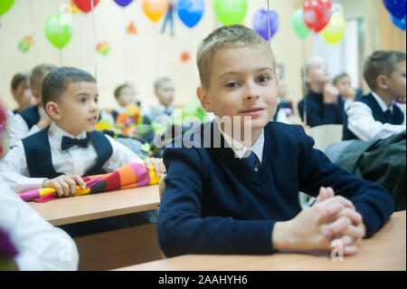 Tioumen, Russie - septembre 1, 2019 : gymnase numéro 5. Les élèves de l'école élémentaire en uniforme en classe au premier Septembre - Journée de la connaissance Banque D'Images