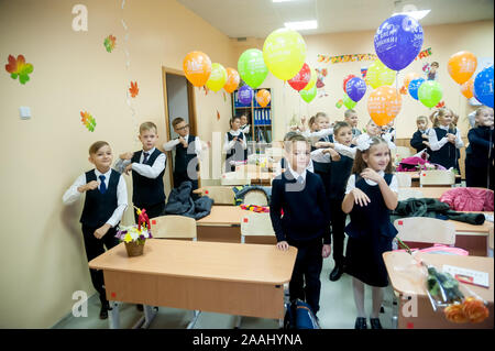 Tioumen, Russie - septembre 1, 2019 : gymnase numéro 5. Les élèves de l'école élémentaire en uniforme en classe au premier Septembre - Journée de la connaissance Banque D'Images