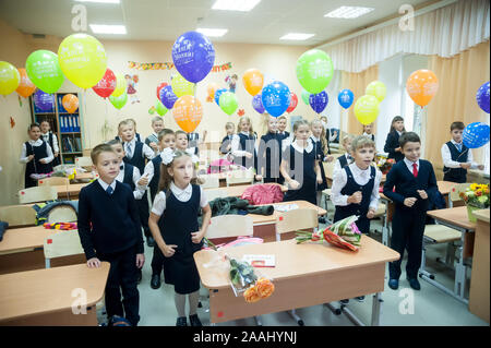 Tioumen, Russie - septembre 1, 2019 : gymnase numéro 5. Les élèves de l'école élémentaire en uniforme en classe au premier Septembre - Journée de la connaissance Banque D'Images