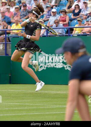 Johanna Konta (GO) jouer sur le court central à la Nature Valley International tennis dans le Devonshire Park, Eastbourne, Angleterre, Royaume-Uni. 25 juin 2019. Ball Banque D'Images