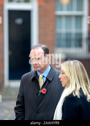 Norman Smith (BBC) Éditeur politique adjoint avec Vicki Young (correspondant politique en chef) dans la région de Downing Street, London, UK, Novembre 2019 Banque D'Images