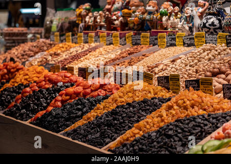 Fruits secs sur les étagères du marché. Des spécialités savoureuses et lumineuses. Abricots secs, raisins secs, pruneaux et noix dans le bazar oriental. Banque D'Images