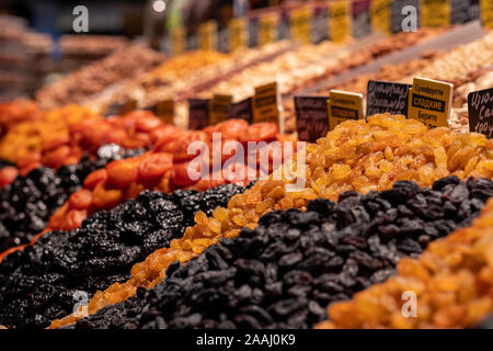 Fruits secs sur les étagères du marché. Des spécialités savoureuses et lumineuses. Abricots secs, raisins secs, pruneaux et noix dans le bazar oriental. Banque D'Images