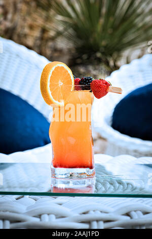 Punch aux fruits sur une table en verre haut Banque D'Images