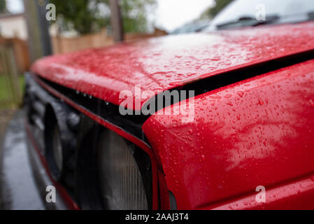 Volkswagen Golf GTI classique rouge : accident de voiture dommages et de détails près. Métal et plastique broyé. Bouclier avant les dommages après un accident de la circulation. Banque D'Images